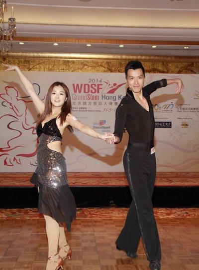 港姐冠军张名雅与男伴贴身热舞秀美腿663465