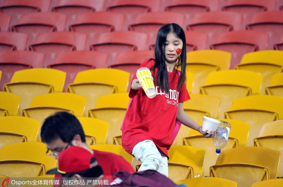 高清图:中国球迷输球不输风度 赛后自发捡垃圾