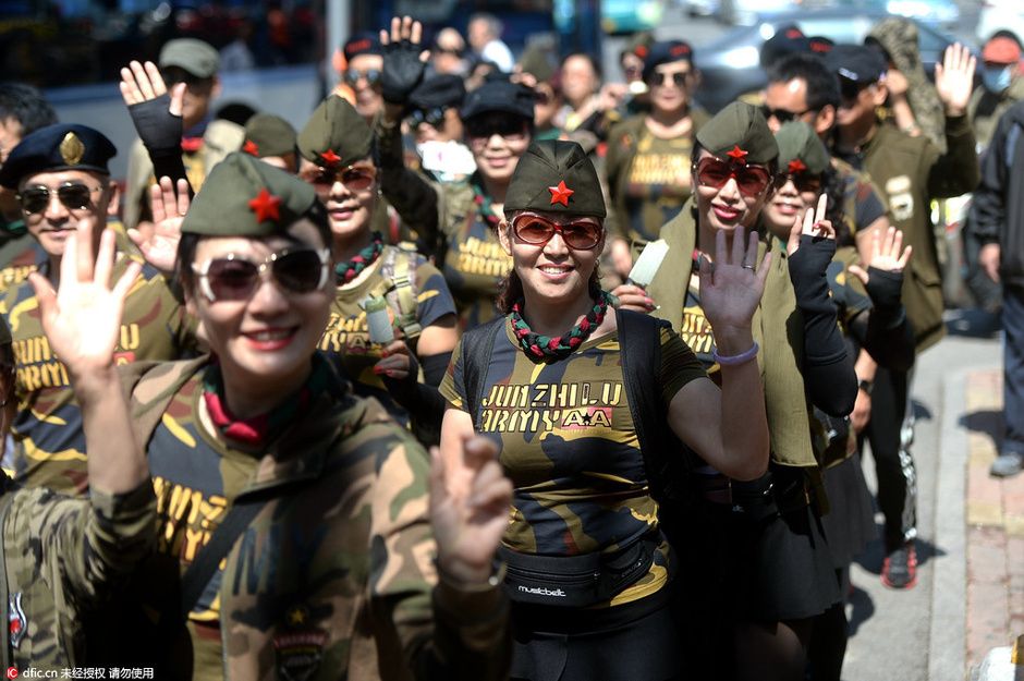 大妈着迷彩服黑丝袜 济南街头大跳广场舞8445