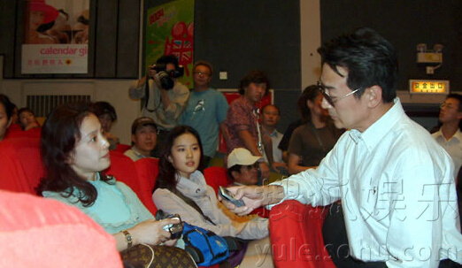 刘亦菲妈妈旧照貌美如花:神仙姐姐基因太好了6686054-娱乐频道