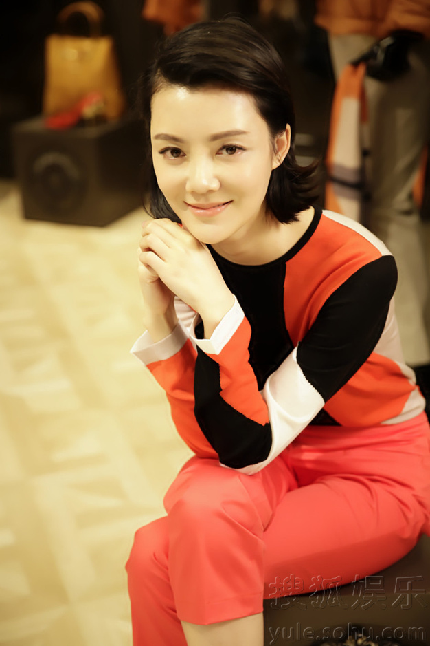 车晓初秋红装写真曝光 简约时尚尽显优雅知性