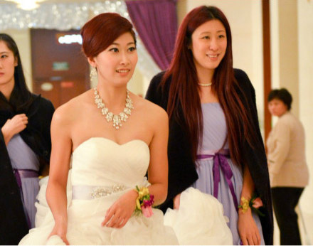 【转载】 高清图:史冬鹏大婚新娘美艳 巨幅海报