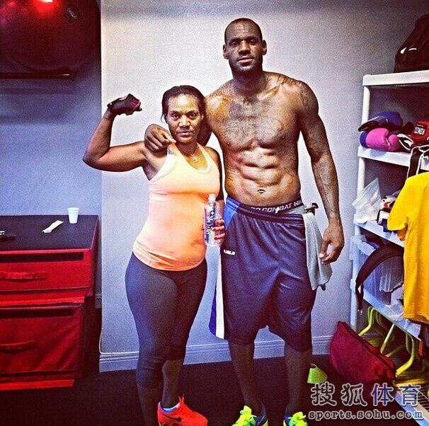 詹姆斯晒午餐鸡肉配沙拉 苦练减重效果明显(图