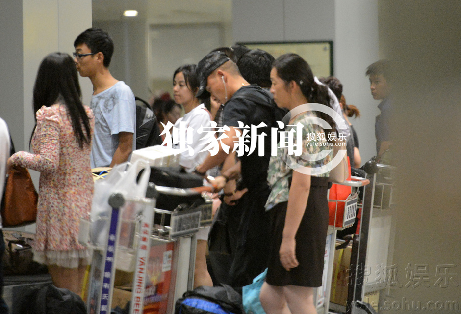 独家:聂远机场被美女搭讪前妻下午茶会友5587054-