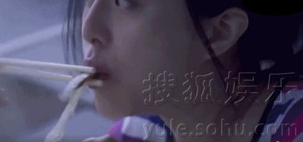 范冰冰素颜出镜拍广告 吃货属性暴露无疑 (组图)