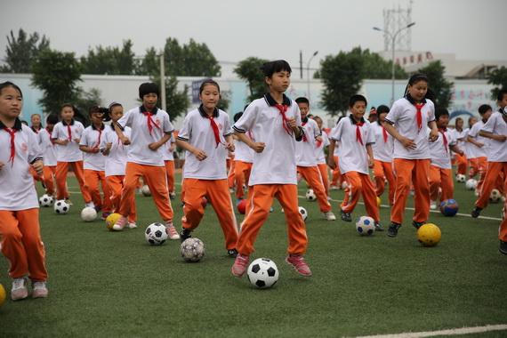 鲁能花式足球队进校园 与小学生共庆儿童节(图