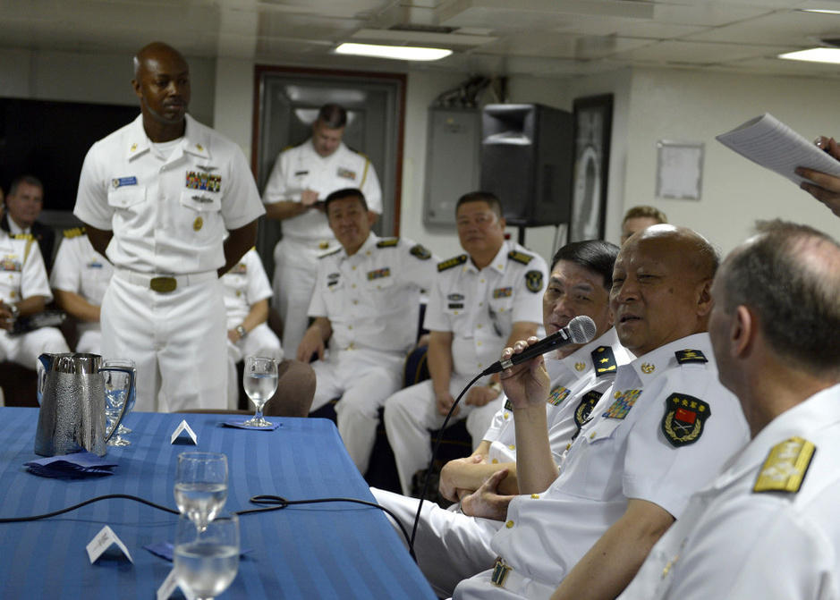 海军司令员吴胜利坐上尼米兹级与美军谈话