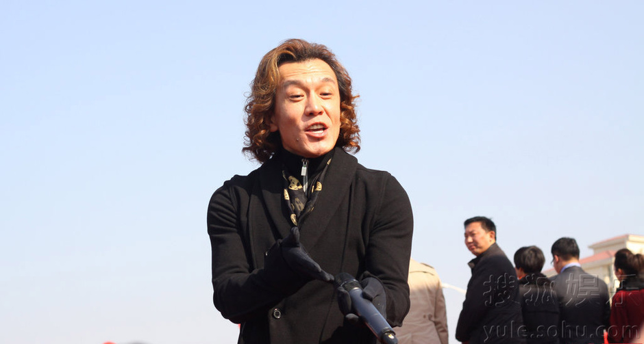 <em>李咏</em>捞金经典卷发抢眼 与<em>女搭档</em>咬耳热聊6008