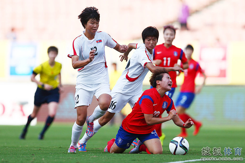 正文 高清:朝鲜女足2 高清:朝鲜女足2-0韩国夺冠 尹松美逼抢郑楔槟