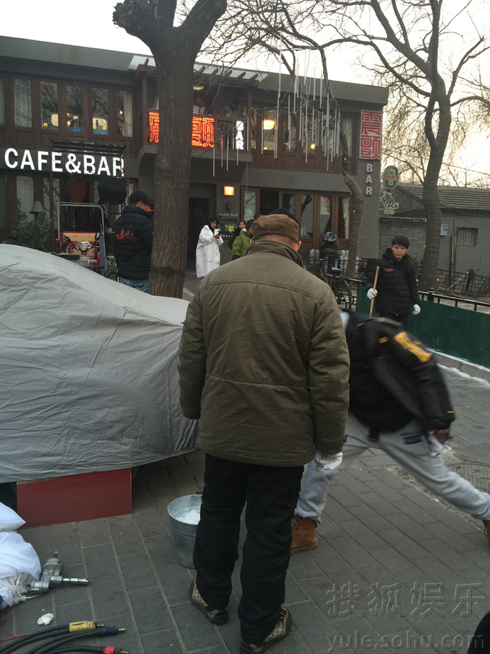 网友上街路遇许晴 白衣惹眼与管虎街头热聊
