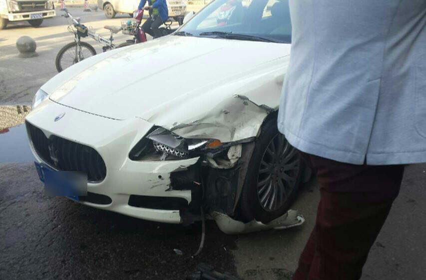 沈阳出租车撞玛莎拉蒂 女司机认全责捂脸落泪