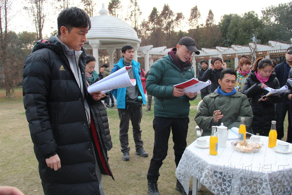 胡歌避谈感情暗讽狗仔多事 现在喝酒不拿手机