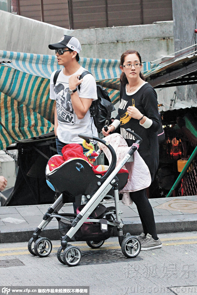 十五岁的台籍靓女护士王妤娴奉女成婚,女儿陈芷霖(朵朵)今年七月出世