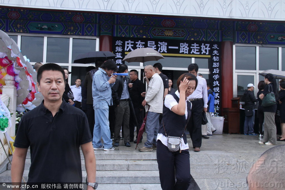 《重案六组》导演徐庆东追悼会 王茜现场痛哭