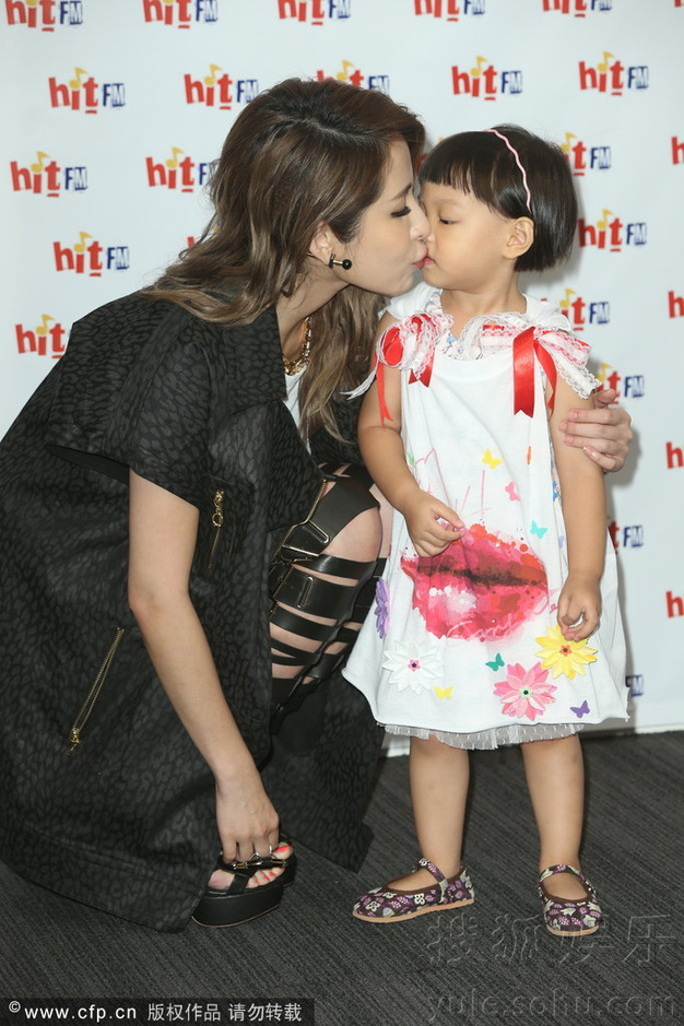 萧亚轩热情亲吻小萌娃 提及新恋情尴尬语塞70