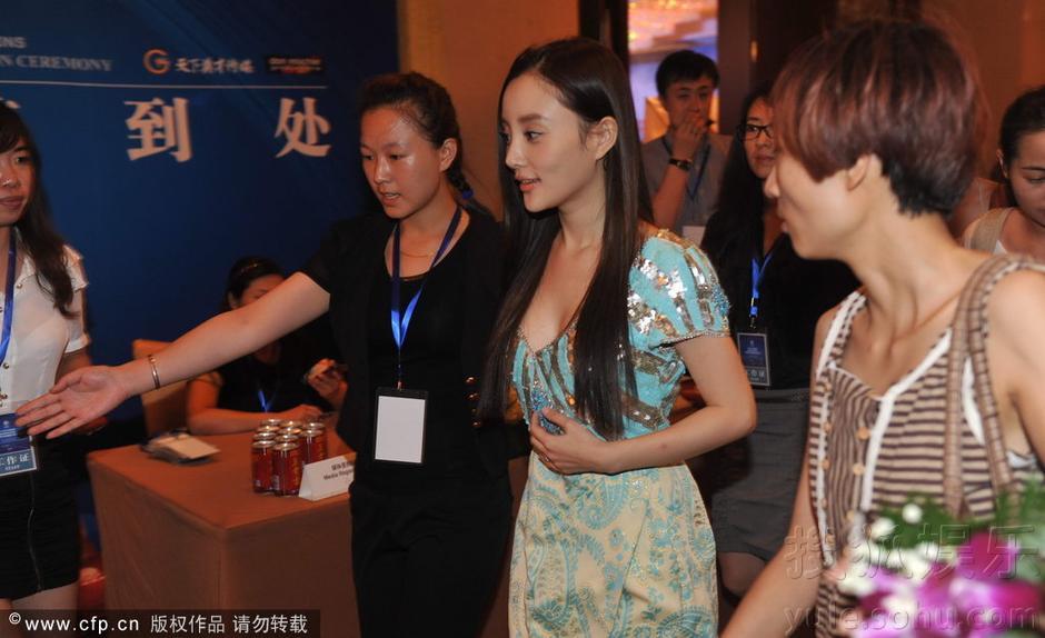 李小璐出席活动迟到 拒绝采访险被助理指错路