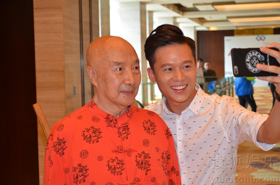 柯伯龙西瓜头不见 《地雷战》发布会帅气担当7961458-娱乐频道图片库-大视野-搜狐