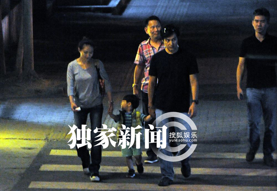 独家:连凯带老婆儿子会友 一家三口美满和谐