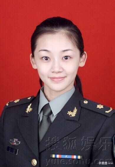 范冰冰吴京发文致敬 电影《芳华》女主角苗苗也晒出了穿军装的一寸