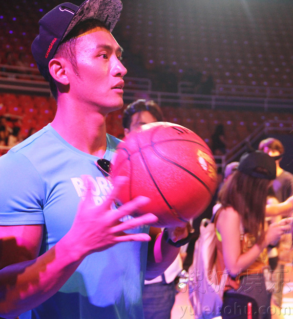 顾又铭谢娜亮相红毯 传递时尚运动新方式