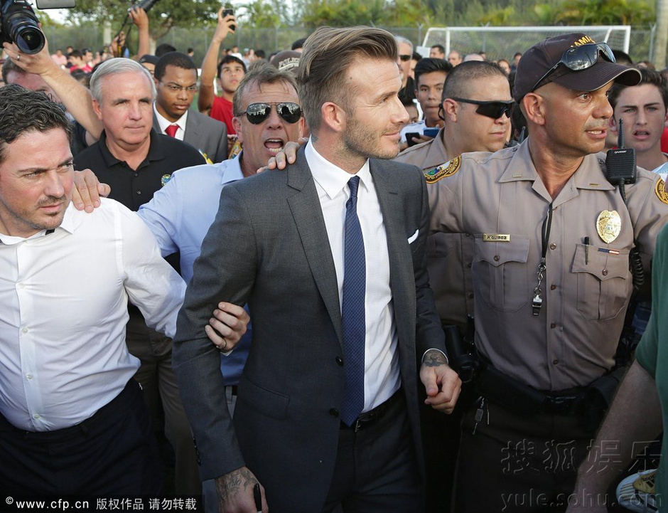 贝克汉姆组队进军美国大联盟 抱小球迷大秀笑