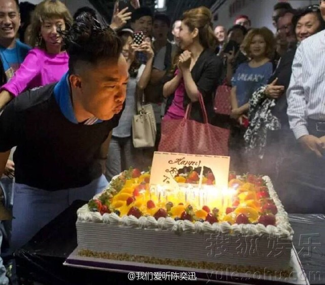 陈奕迅庆41岁生日 面对蛋糕双手合十虔诚许愿