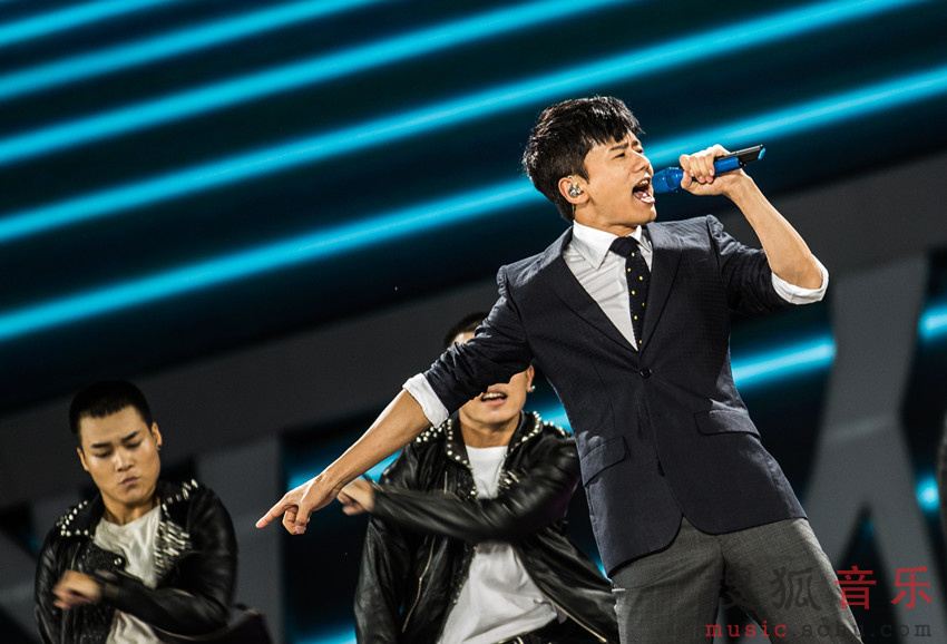 张杰腰再现央视中秋晚会 Live王燃爆全场871