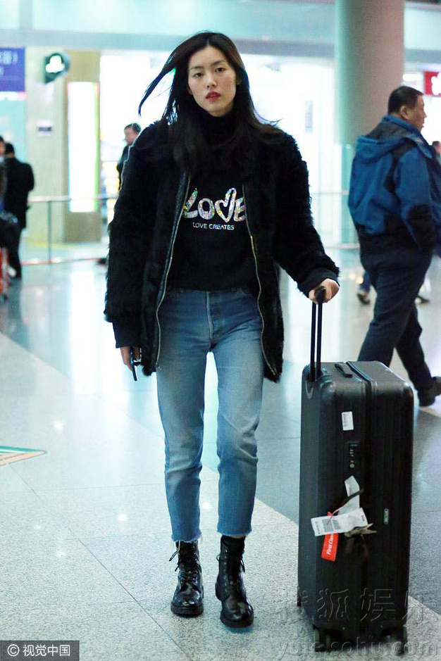 刘雯大长腿走路带风 一身潮装归京气场十足-娱