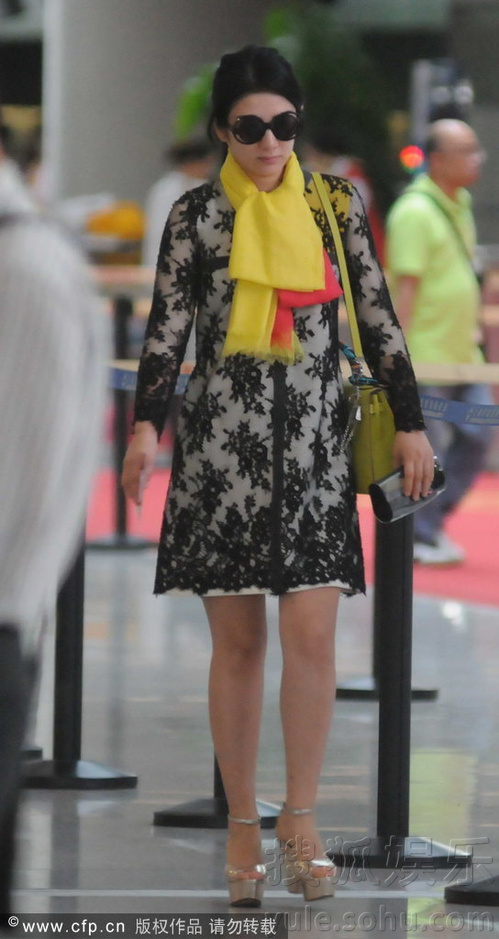 黄奕贵妇装扮现身机场 紧握手机似挂念女儿55
