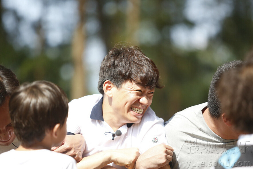 王宝强女儿高清照片曝光 穿公主裙甜美可爱