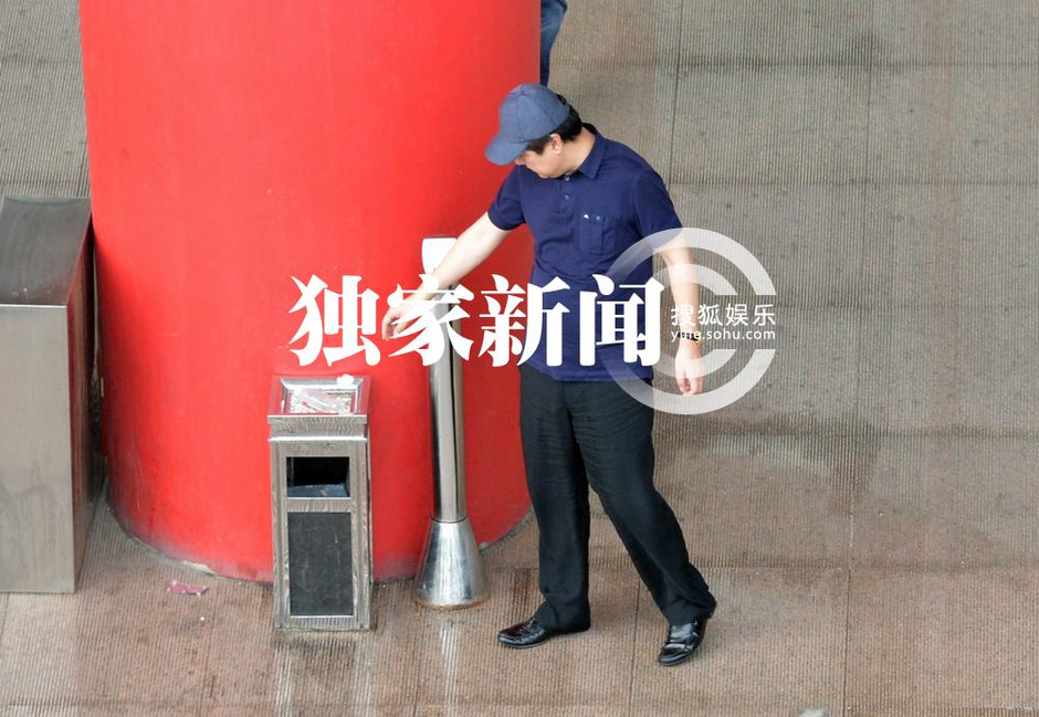 搜狐娱乐讯(风行工作室/图文)近日,搜狐视频在北京机场偶遇于冬回京。当天,于冬身穿一件浅灰色外套内衬一件深蓝色POLO衫,搭配一条黑色西装裤,头戴一顶灰色棒球帽。只见他刚走出机场便清了清嗓子,直接一口浓痰吐在地上,接着将外套脱下搭在胳膊上,打开车门取出纸巾,先洗洗鼻子,接着将纸巾一对折又直接擦嘴。当于冬把纸巾扔进垃圾桶时,他的现任妻子金巧巧从机场VIP通道走了出来,一身白色薄衫贵妇打扮,高冷范十足。于冬与金巧巧上车之后便径直离开机场。
