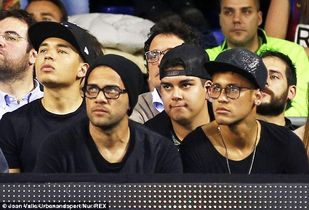 内少携美艳妹妹助威<em>巴萨</em>篮球 阿尔维斯同行(图