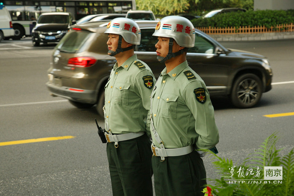 上海警备区警卫纠察走上街头严执法 10月1日,《中国人民解放军