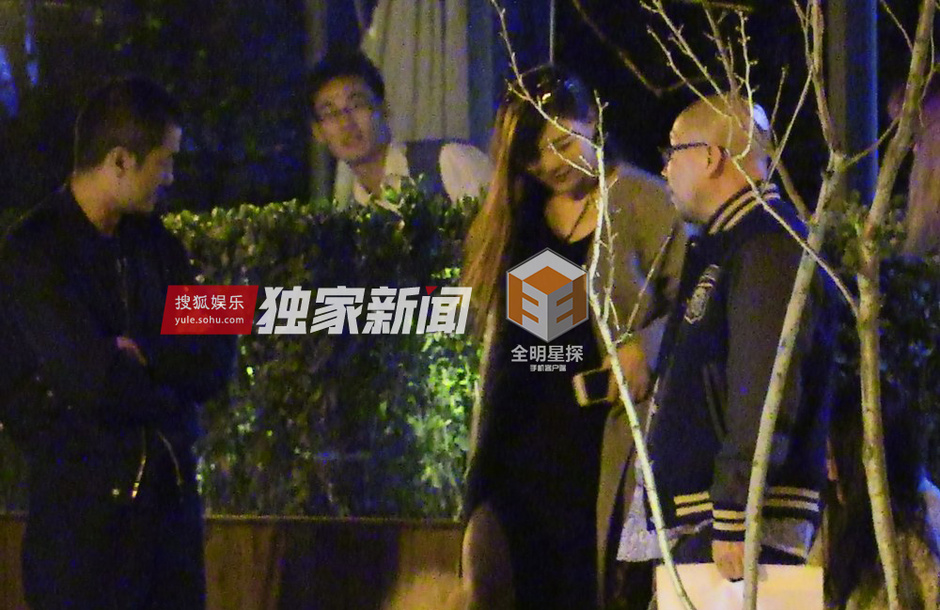 独家:李亚鹏气质约酒吧金毛狗狗却成了美女-娱美女焦点高跟鞋图片
