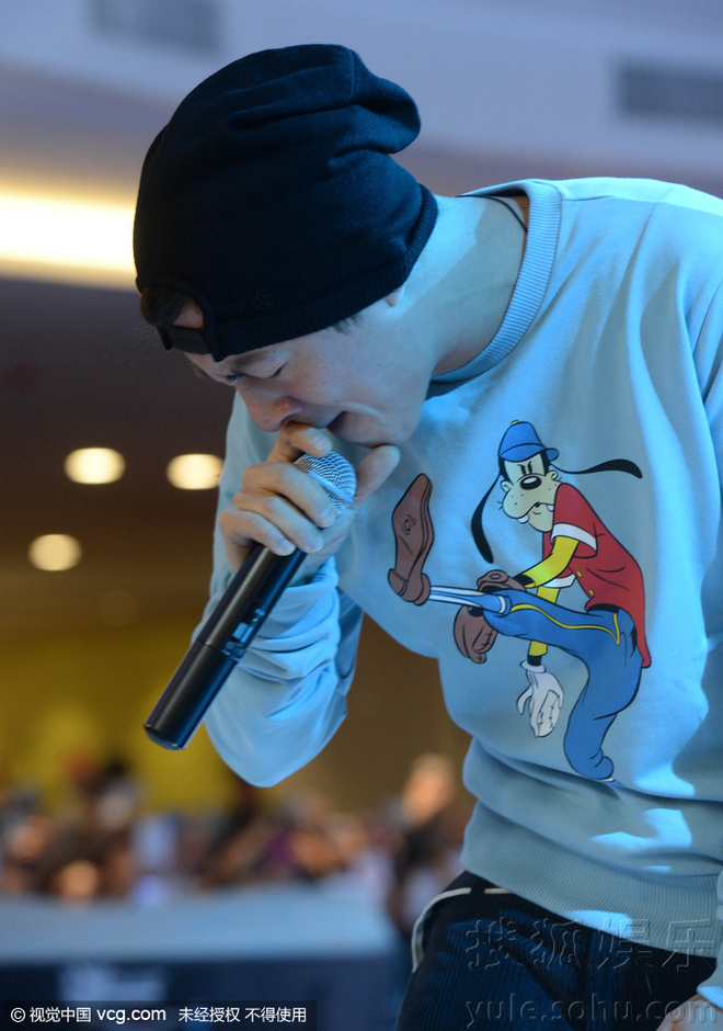 陈冠希贵阳献歌助兴 吸引千余粉丝围观场面失