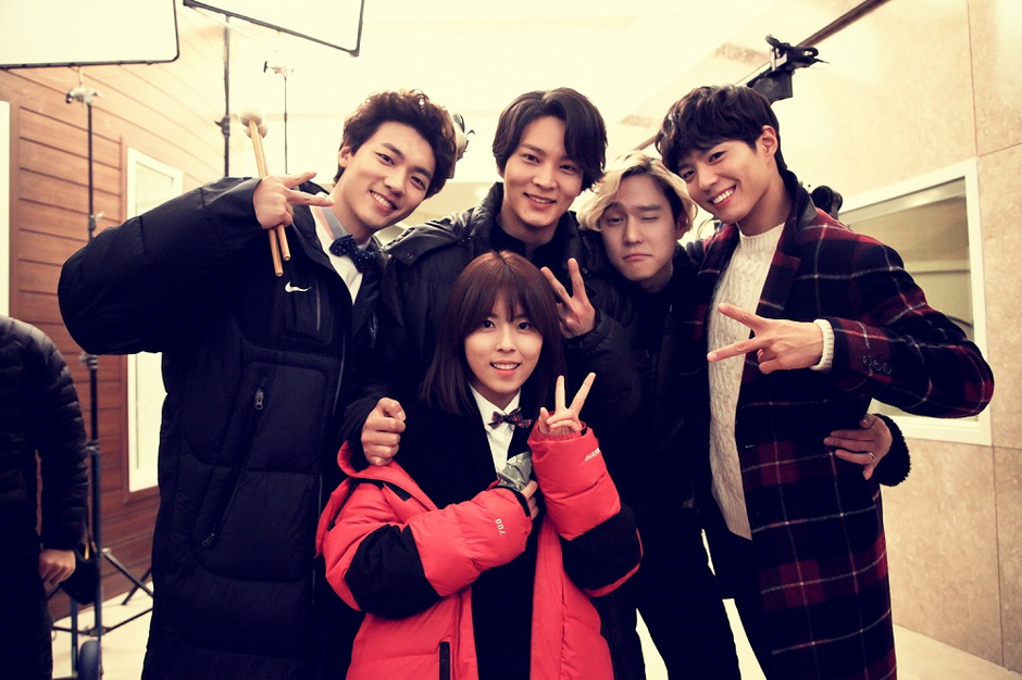 《明日如歌》今日将完结 主演合照展深厚感情