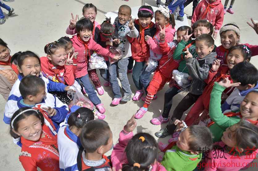 组图:新疆两所小学的孩子们穿上爱心运动鞋68