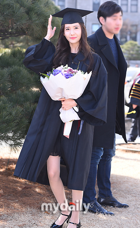 少女时代允儿毕业 穿学士服清纯动人 2月24日上午,韩国女子组合少女