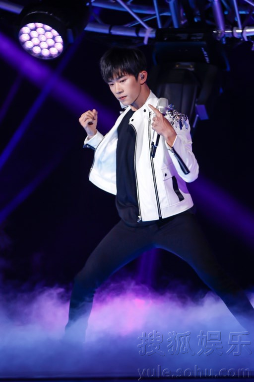 湖南跨年TF携新歌跨年 李易峰何炅重返校园|m