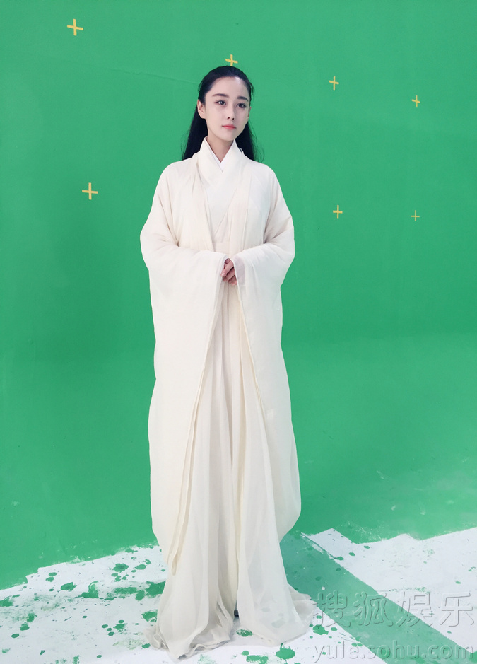 白衣魔女！张馨予长发及腰 白衣素雅侠女范(组图)