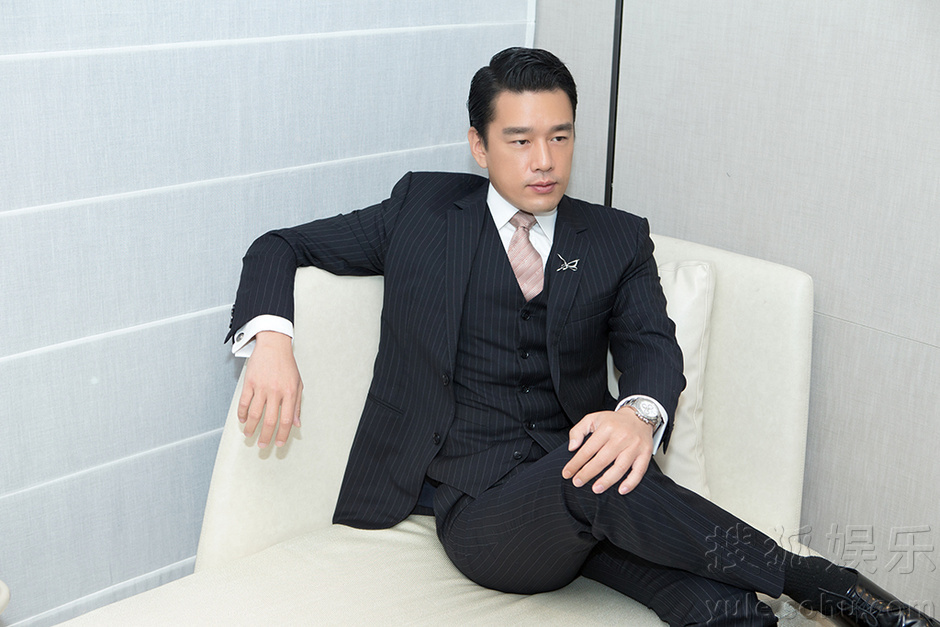 王耀庆亮相时尚盛典 西装笔挺绅士品格