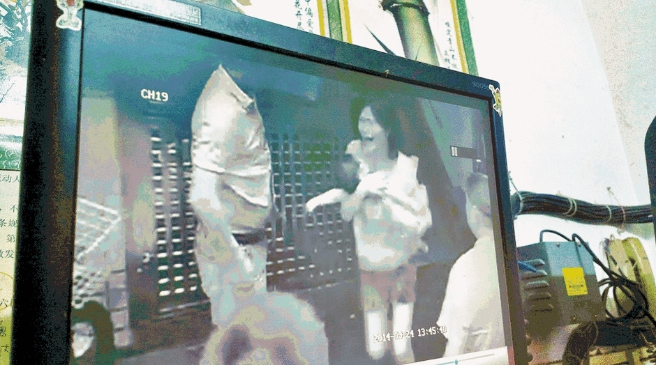 9月24日中午,深圳宝安区石岩街道,一岁两个月大的女娃独自在洗手间玩水,意外一头栽进水桶中。在房间玩手机的母亲黄某抱着溺水女儿冲去医院,但女儿仍因抢救无效身亡。她抱着小孩就冲出去,鞋子也没穿,我们都来不及问发生什么事情。一住户介绍。