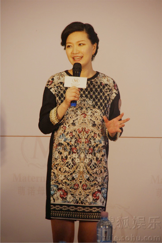 名嘴陈蓉产后首亮相 身材窈窕显辣妈风采