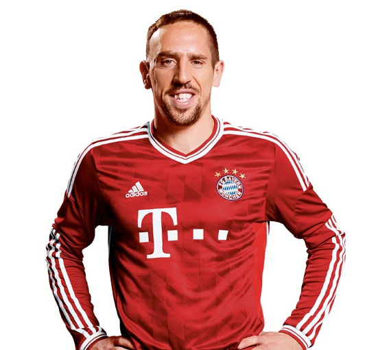 拜仁15\/16赛季球衣谍照流出 全红战袍回归传统