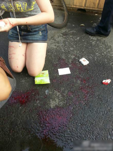 女主播被狒狒袭胸图片