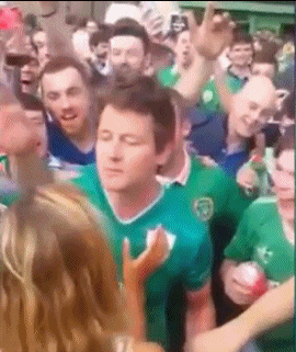 对面女孩看过来! 爱尔兰球迷不打架专撩妹(图)