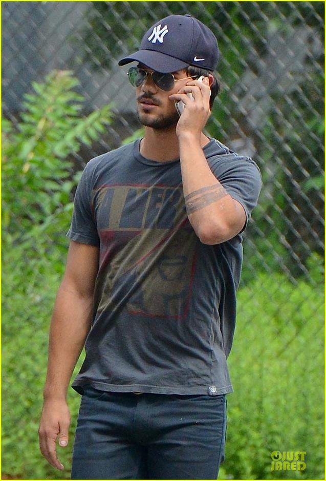 2013年7月30日讯,纽约,当地时间7月29日,21岁的狼人泰勒-洛特纳(Taylor Lautner)携27岁的女星玛丽-艾格洛浦路斯( Marie Avgeropoulos)亮相街头。一身休闲装难掩好身材的特洛纳与女友十指紧扣现身,更不时握着手机在街头自拍,大秀恩爱。