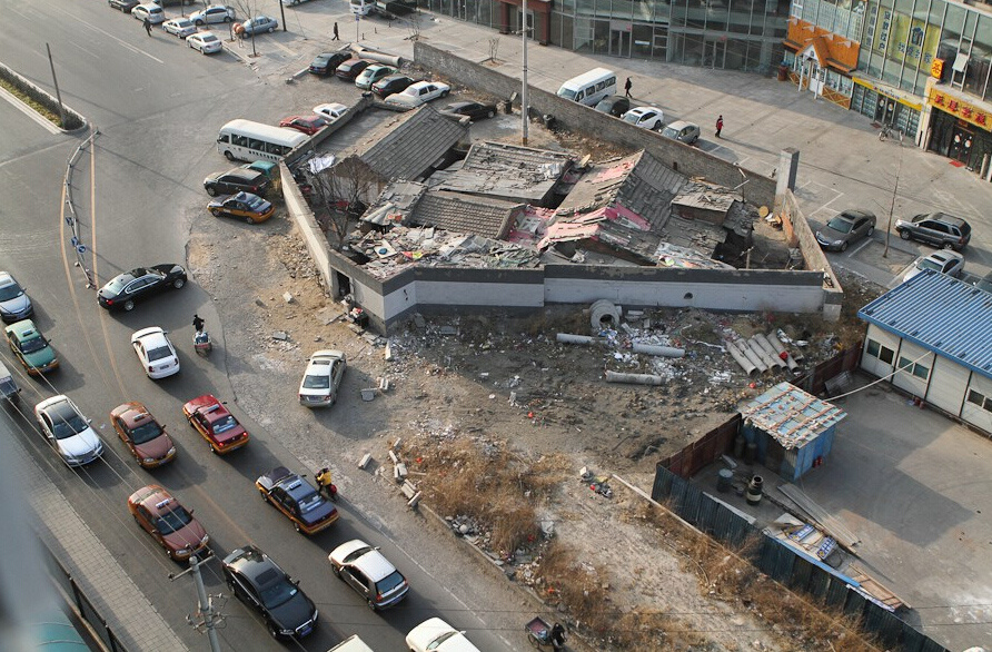 钉子户被困 锅底坑 盘点中国各地最牛钉子户7