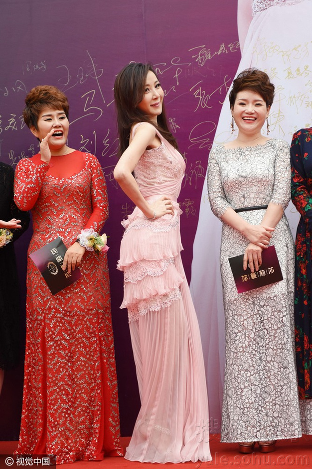 48岁气质美女萧蔷现身苏州 身材苗条保养得当(图)