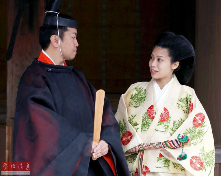 【转载】 日本26岁"女王"嫁41岁"神官"